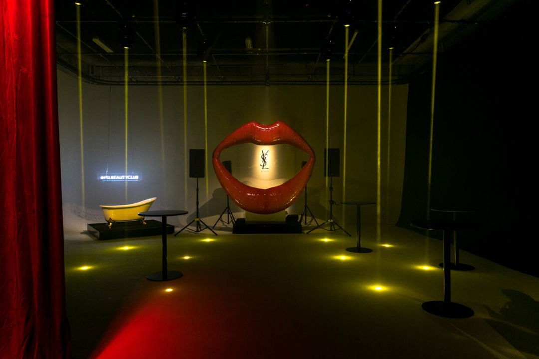 ic-studio23-red-big-lips Thumbnail
