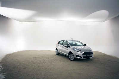 ic-studio23-white-car-sand Thumbnail