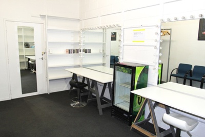 ic-studio23-white-green-room Thumbnail